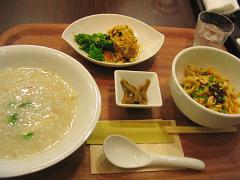 お粥と麺のセット