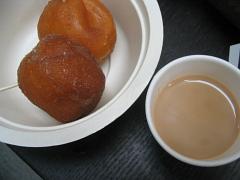 タカセの揚げパン、プーアール茶ラテ